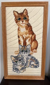 "Gato calicó de punto de cruz vintage punto de aguja con gatitos enmarcados 20x10,5""" - Imagen 1 de 9