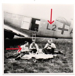 Foto Flugzeug Junkers Ju 52 LG 2 Besatzung beim Picknick - Bild 1 von 1