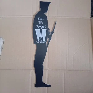 2x schwarz Acryl damit wir nicht vergessen 80. VE DAY Denkmal stehende Matrosenhalterung 10" Höhe - Bild 1 von 1