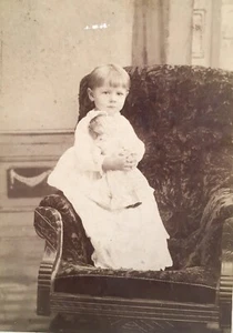 Antica bambina vintage 1900 tiene baby doll ARMADIO CARD FOTO Meadville Pa - Foto 1 di 2