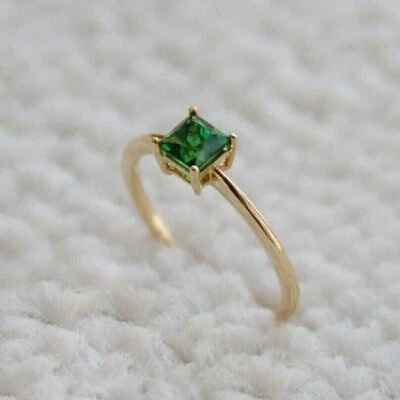Anillo solitario de esmeralda verde creado en laboratorio corte princesa de 2 quilates enchapado en oro amarillo de 14 k Foto 1 de 4