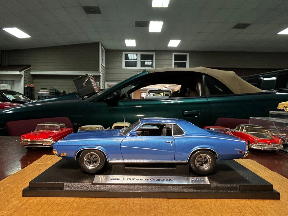Welly Premium Collectible 1970 Mercury Cougar XR7 Metal Die Cast 1:18 Scale - Image 1 of 4