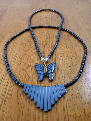 VETEMENTS Collana Bavaglino Laurea Ematite e Collana Farfalla Ematite Entrambi 18" *Leggi