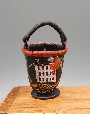 Antigo balde de fogo de couro exclusivo Sylvia Rountree casa de bonecas artesanal miniatura 1:12 - Imagem 1 de 4