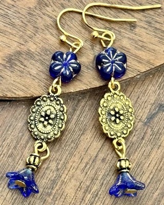 Pendientes colgantes antiguos de cuentas de flores azules y doradas Foto 1 de 3