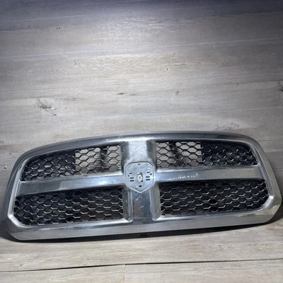 Dodge Ram 1500 2013-2018 montaje de rejilla OEM parrilla superior delantera cromada 13DSAC0020 Foto 1 de 4