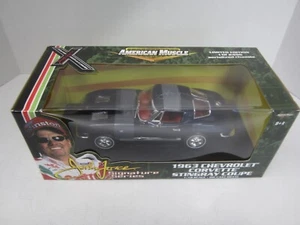 ERTL AMERICAN MUSCLE SCALA 1:18 JOHN FORCE 1963 CHEVROLET CORVETTE FINESTRA DIVISA - Foto 1 di 9