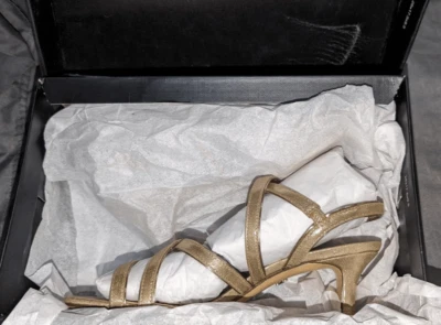 Novo na Caixa Sandálias Nina Genaya Tiras Acabamento Metálico Dourado Tamanho: 6.5 Médio/UE: 37 - Imagem 1 de 4