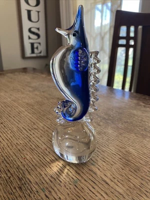Vidrio artístico soplado a mano de 7 pulgadas de alto azul y transparente caballito de mar sobre base de burbuja controlada Foto 1 de 4
