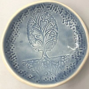 Signierter Baum der Herzen Kunstkeramik Handarbeit Kunsthandwerk Schmuck Schale von Janecka - Bild 1 von 6