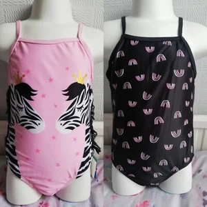 Neu Mädchen 2er-Pack Badekostüme Bademode 18-23 Monate Badeanzüge Badeanzug neu mit Etikett - Bild 1 von 5