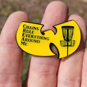 Pin de golf de disco - accesorio de bolsa perfecto. Gráficos divertidos y detallados. Pin de estante superior - Imagen 1 de 3