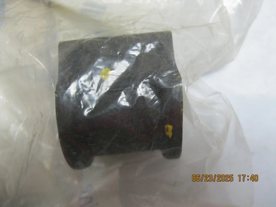 Suspension Stabilizer Bar Bushing Rear GM Parts 10351312 Foto 1 de 4