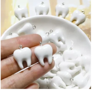 40 Piezas Blanco Pequeño Diente Resina Dije Pulsera Collar Colgante Hágalo Usted Mismo Fabricación de Joyas - Imagen 1 de 1