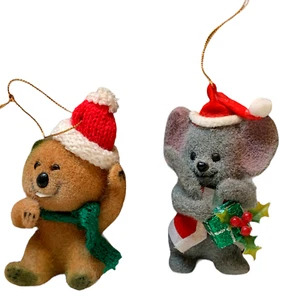 Dos adornos navideños flocados de colección Morgan Inc Bucky Beaver y Twinkle Mouse 107E - Imagen 1 de 5