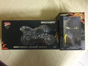 1/12 Minichamps Valentino Rossi Ducati Valencia Test 2010 Bike and Figurine - Picture 1 of 4