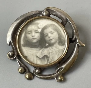 Broche Porte Photo Art Nouveau décor GUI portrait 2 Fillettes - Picture 1 of 4