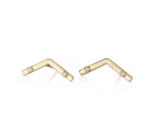 Aretes pequeños de oro de 14 quilates con diamantes naturales en forma de V-Jewelzofny - Imagen 1 de 3