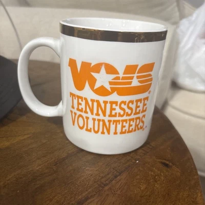 Caneca de café cerâmica vintage Tennessee Volunteers VOLS logotipo antigo aro de ouro branco - Imagem 1 de 4