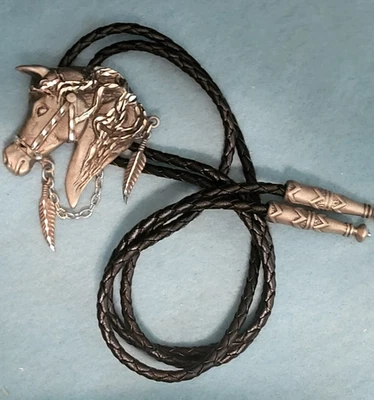 CABEZA DE CABALLO ÁRABE DE COLECCIÓN Bolo Corbata Corte Diamante Peltre Cabeza de Caballo Nuevo de Lote Antiguo -GUAPO Foto 1 de 4