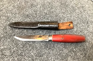 CUCHILLO de hoja fija E. Jonsson Mora Suecia mango rojo funda de cuero antiguo hallazgo KZ - Imagen 1 de 11