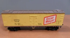 LIFE-LIKE HO Scale OSCAR MAYER U.R.T.X. 5378 Reefer Car, Yellow, Brown - Picture 1 of 6