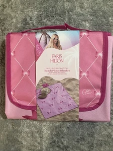 Paris Hilton Gitter und Schleifen 60" x 70" faltbare Stranddecke mit Tragegriff. - Bild 1 von 3