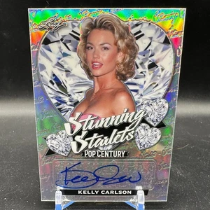 Kelly Carlson Auto Stunning Starlets /57 2021 Leaf Pop Century Nip/Tuck - Bild 1 von 2