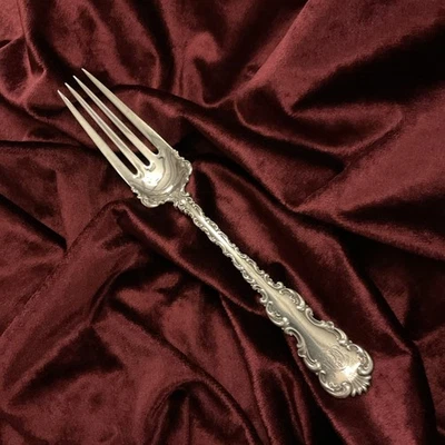 LOUIS XV de Whiting Div. "Tenedor para servir carne buffet grande Sterling 9"" monograma" Foto 1 de 4