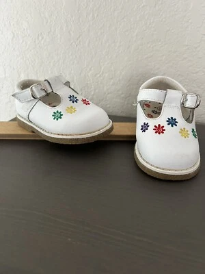 Zapatos de vestir Smartfit de cuero blanco para niñas talla 4W ajustables antideslizantes Foto 1 de 4