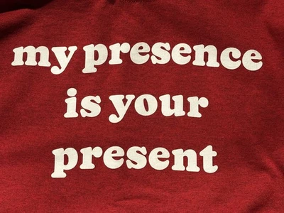 Sudadera Gildan Unisex PEQUEÑA Mi Presencia Es Tu Presente Regalo ROJO Suéter Feo Foto 1 de 4