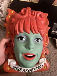 Beetlejuice Miss Argentina bewegungsaktivierter LED Türklopfer Halloween 10”x13” - Bild 1 von 4