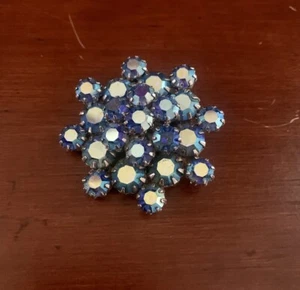 Vintage weiße Brosche Anstecknadel blau Strass Aurora Borealis Blume - Bild 1 von 7