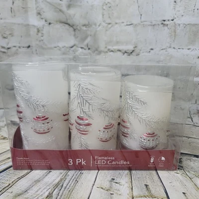 3pk Velas LED Sin Llama Blanco con Bolas de Navidad Rojas y Plateadas Foto 1 de 4
