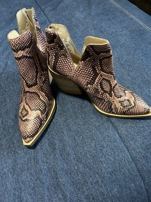 Vince Camuto 5.5 Womens Gradina Snake Skin Neutral Chunky Heeled Ankle Booties - Image 1 of 3