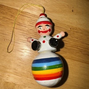 Payaso de Navidad vintage en bola adorno de madera arco iris orgullo LGBTQIA+ - Imagen 1 de 4