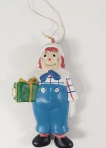 Vintage 1992 Raggedy Andy hält Geschenk 4" Kunststoff Harz Weihnachtsschmuck - Bild 1 von 5