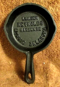 Cast Iron Advertising Skillet Reynolds Hardware Morris Ok Miniature BSR Ashtray - Bild 1 von 3