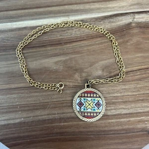 Colgante redondo de mosaico ruso ucraniano tono dorado vintage para mujer - Imagen 1 de 8