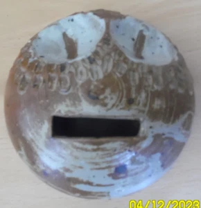 B2/ SPARDOSE ZUM AUFBRECHEN EULE EULE VALLAURIS RUNDER ABDRUCK BOMBARDIERT D.. 12 CM - Bild 1 von 6