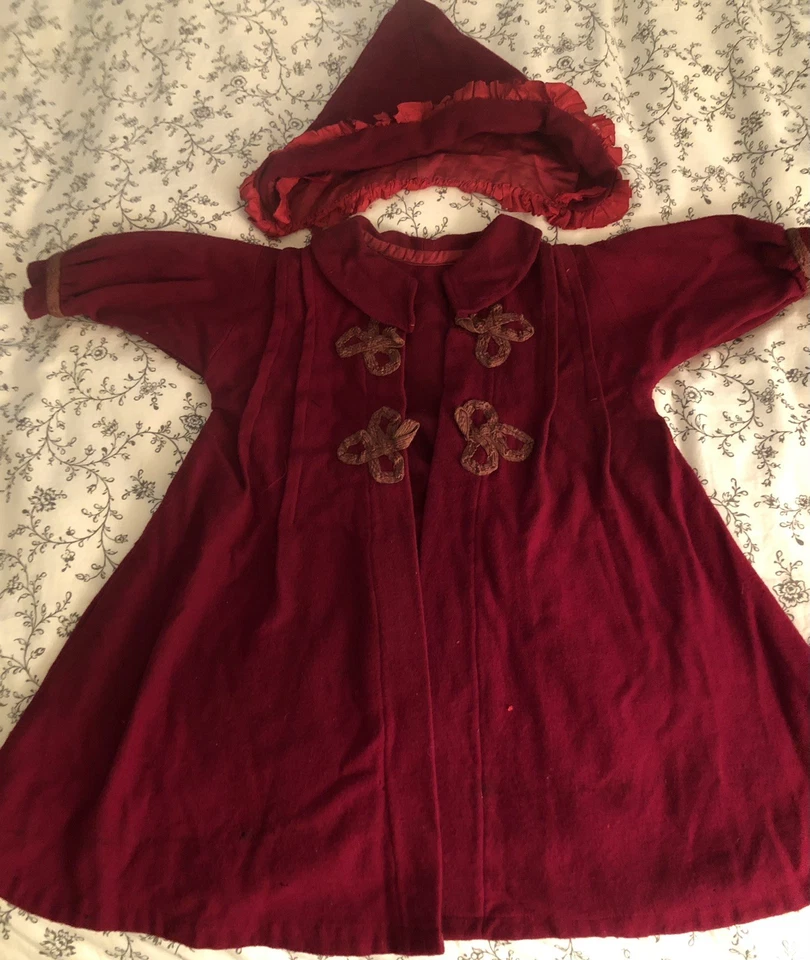 Antiguo abrigo y sombrero para muñeca de 20-22” - lana roja oscura con ribete bordado - Alemania Foto 1 de 4