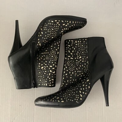 Black Ankle Boots with Cutouts (9) Foto 1 de 4