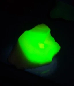 Ultra Glow UV Pink Custard Slag Glass Rock Cullet - Imagen 1 de 3
