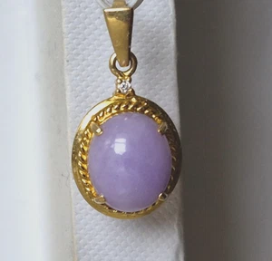 Hermoso colgante de diamantes y jade lavanda de 18 quilates - Imagen 1 de 5