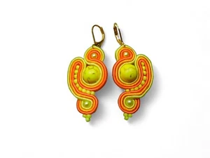 Rosa Ohrringe, hergestellt in Soutache-Technik, handgenäht. - Bild 1 von 6