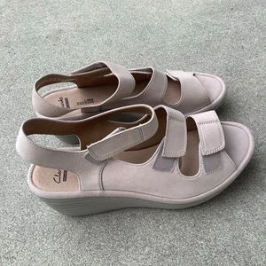 Clarks Reedly Juno Sandals, Sand/Desert, Triple Strap, Nubuck Leather Size 9M - Picture 1 of 9