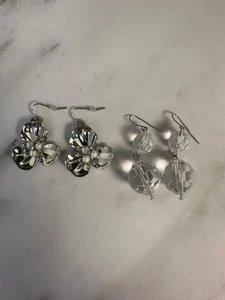 Set Of 2 Pretty Dangle 3 leaf W/ Pearl And Rhinestone Costume Statement Earrings - Picture 1 of 4