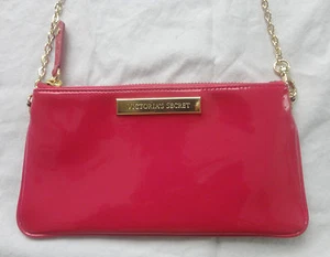 BLUTCH VICTORIA'S SECRET CHAROL ROSA/FUCSIA CON MANGO DE CADENA DORADO NUEVO CON ETIQUETAS - Imagen 1 de 3