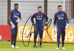 AJAX: KOSTAS LAMPROU SIGNED 6x4 ACTION PHOTO+COA - Picture 1 of 1