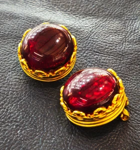 orecchini vintage americani anni 60 dorati  vetro rosso Liz Claiborne - Imagen 1 de 4